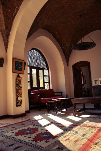a living room with a couch and a table at Tzila Bahariya in Az Zaytūn