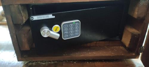 a microwave with a remote control on the side of it at Posada Corazon Mazunte in Mazunte