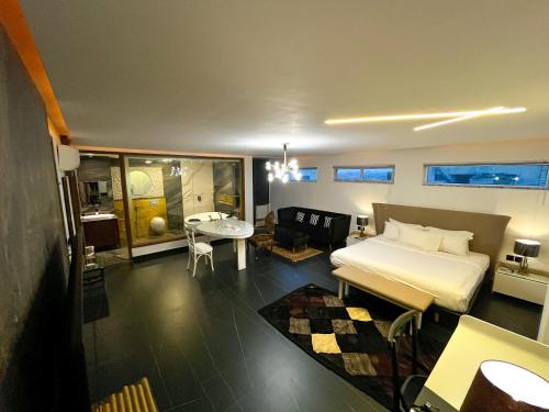 een hotelkamer met een bed en een badkamer bij Hotel Crown Inn in Karachi