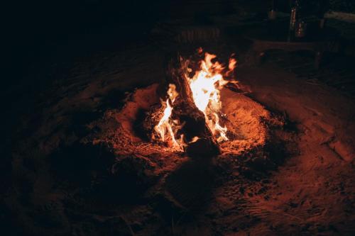 a fire pit in the dirt at night at Tzila Bahariya in Az Zaytūn