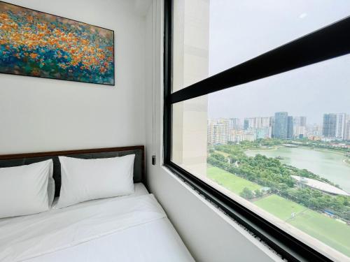 um quarto com uma janela com um grande quadro na parede em VNRooms - 2BR Vinhomes D'Capitale/ LAKE VIEW/ 23Fl em Hanói