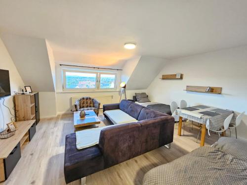 ein Wohnzimmer mit einem Sofa und einem Tisch in der Unterkunft Fewo mit Ausblick in Salzgitter