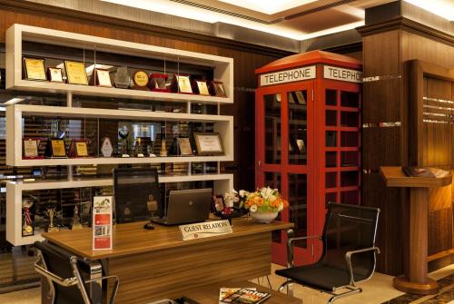 Ο χώρος του lounge ή του μπαρ στο Ramada Plaza By Wyndham Izmit