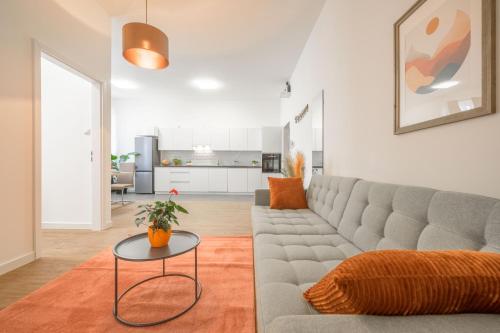 ein Wohnzimmer mit einem Sofa und einem Tisch in der Unterkunft Millenium Spa Relax in Budapest