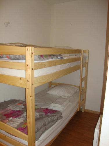 a couple of bunk beds in a room at Orelle 3 Vallées - 2 pièces 6 personnes in Orelle