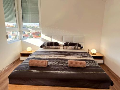 um quarto com uma cama grande e 2 almofadas em Velvet Vista em Štip