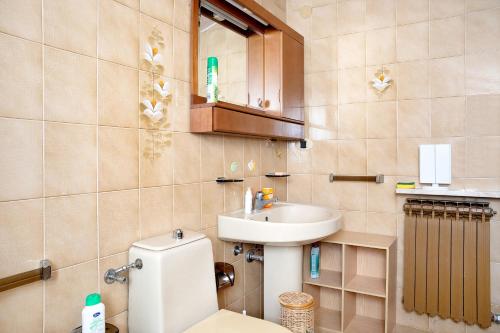 łazienka z toaletą i umywalką w obiekcie Casa paradiso di montagna w mieście Roccaforte Mondovì