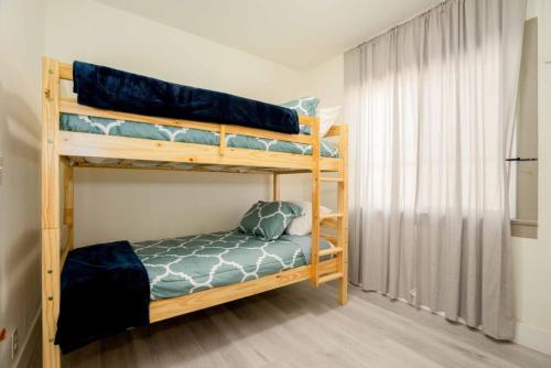 Krevet ili kreveti na kat u jedinici u objektu Fresh 3BR Bungalow near DTLA and Dodgers Stadium
