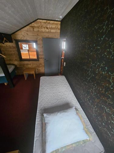 sypialnia z łóżkiem w pokoju z oknem w obiekcie Järvenrantamökki poreammeella 