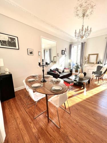 un salon avec une table et un canapé dans l'établissement Superbe Appartement de 105 m2, hyper centre avec Terrasse, parking, à 5 min de la mer, à Nice
