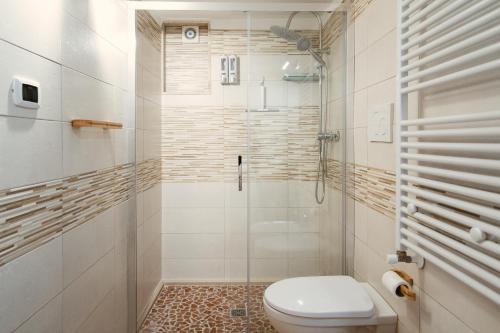 bagno bianco con servizi igienici e doccia di My Family Home-Casa Vacanze a Francavilla Fontana