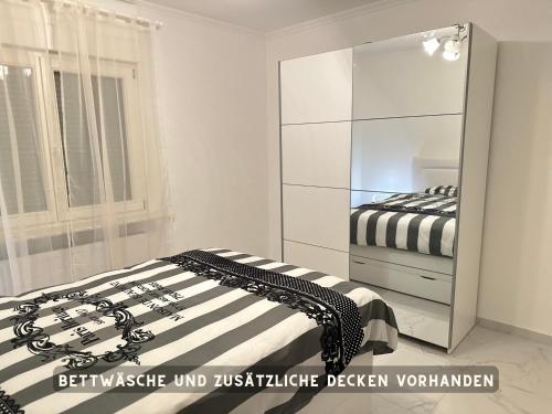 1 dormitorio con 1 cama y vestidor en Suite Lombardi - Terrasse, Babybett, Doppelbett, Waschmaschine, Ruhige Lage, en Bieber