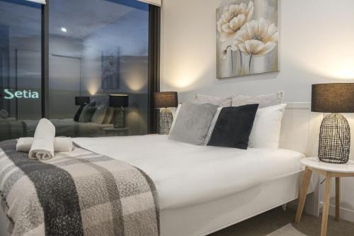 een slaapkamer met een groot wit bed met kussens bij Best View 2br1ba 40floor In Cbd Balcony Wifi in Melbourne