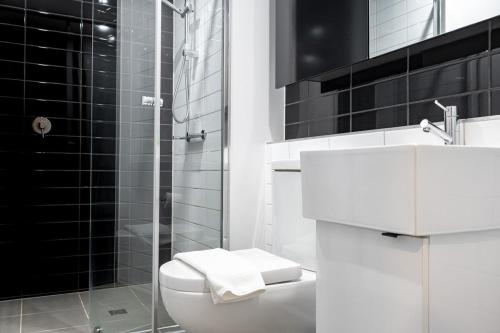 een badkamer met een toilet, een wastafel en een douche bij Best View 2br1ba 40floor In Cbd Balcony Wifi in Melbourne