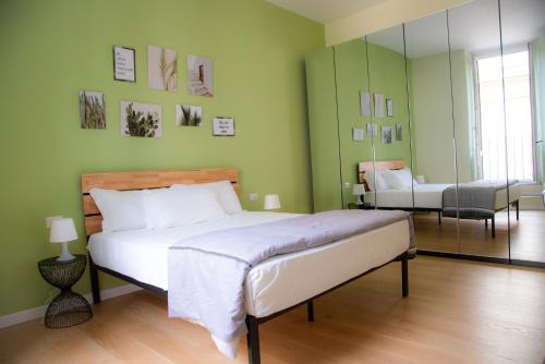 um quarto com uma cama grande e um espelho em Barberini Bright Apartment em Roma