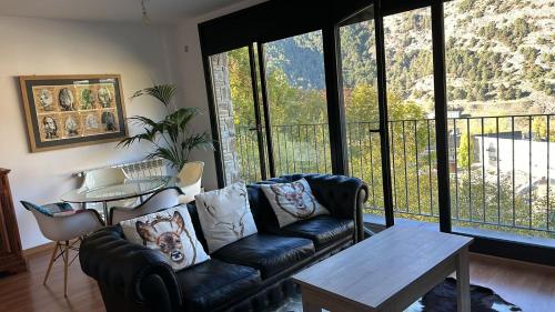 a living room with a couch and a table at Appartement au coeur d'Ordino in Ordino