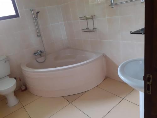 Ein Badezimmer in der Unterkunft Gigi's Self Catering Apartment