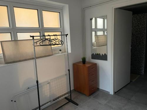 Studio apartman Happiness في Ždralovi: غرفة بها رف وخزانة ونوافذ