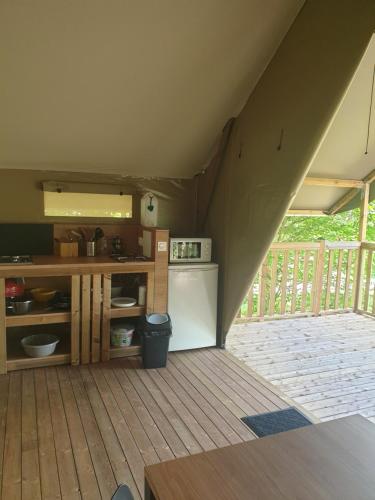 eine Küche im Dachgeschoss mit Dach in der Unterkunft lodge du camping la Porte St Martin in Saint-Martin-en-Vercors