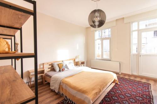 Кровать или кровати в номере Soft & Historic 3BR Home w/ Iconic Haydarpaşa View