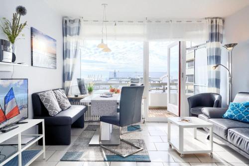 uma sala de estar com vista para o oceano em Grömitz-Center Whg 5 em Grömitz