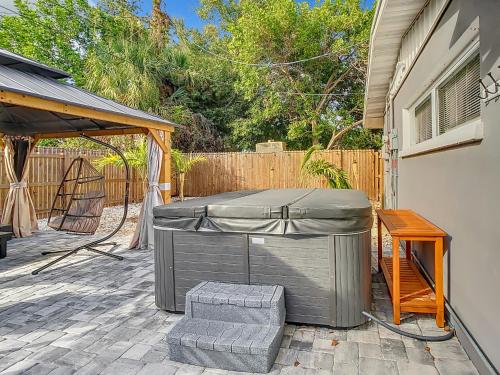 a backyard with a hot tub and a table at AMI, IMG, Dogsitting, Boats, Snorkeling, Fishing, Beach, Bikes, Golf, Hottub, BBQ, SRQ in Bradenton