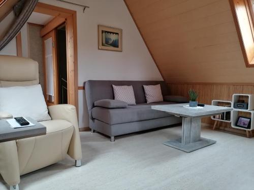 a living room with a couch and a table at Haus mit Seele im Nahetal in Weinsheim