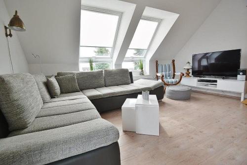 sala de estar con sofá y TV de pantalla plana en Rahlstedter Str 8 Whg 5, en Grömitz