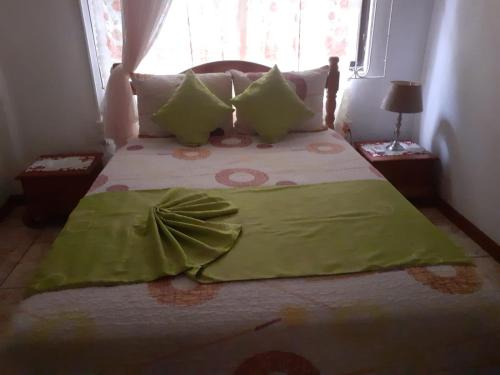 Ein Bett oder Betten in einem Zimmer der Unterkunft Gigi's Self Catering Apartment