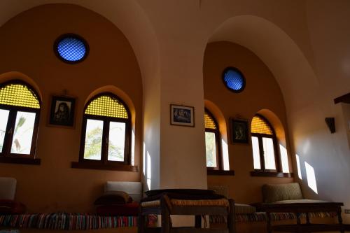 a room with arches and windows in a building at Tzila Bahariya in Az Zaytūn