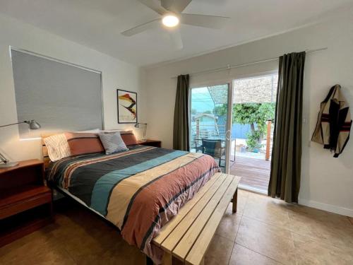 een slaapkamer met een bed en een glazen schuifdeur bij Serene Studio, Yurt Barn near DTLA Silverlake in Glendale