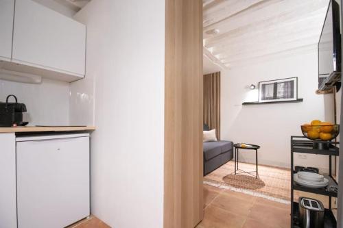 Cet appartement comprend une cuisine et un salon. dans l'établissement cosy studio#heart of Le Marais, à Paris