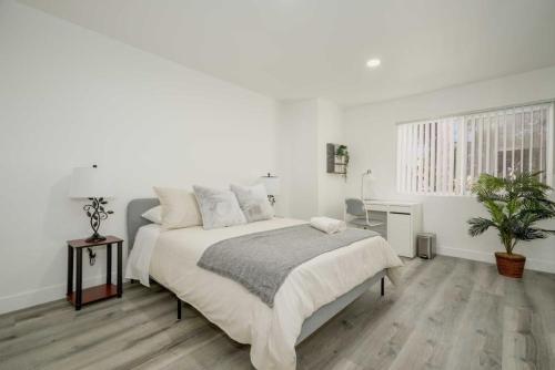 Chic 3 BR Home Minutes from USC, DTLA and KTown