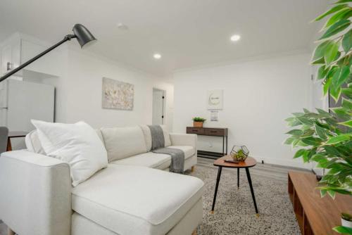 Chic 3 BR Home Minutes from USC, DTLA and KTown