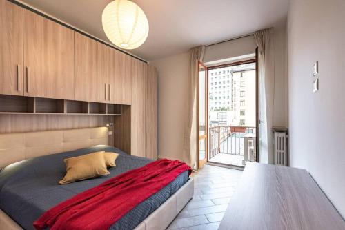 1 dormitorio con cama grande y ventana grande en Porta Venezia, en Milán