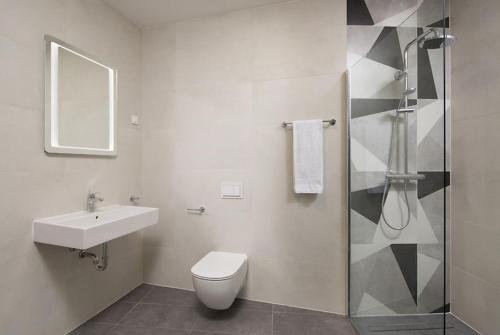 un bagno con wc, lavandino e doccia di Dolce Vista Suite Apartment Garden Palace Resort a Umag (Umago)