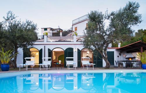 Villa con piscina frente a una casa en Villa Chez Piè with Heated Infinity Pool, en SantʼAgata sui Due Golfi