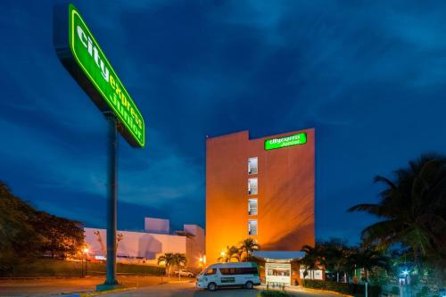 a building with a street sign in front of it at City Express Junior by Marriott Ciudad del Carmen in Ciudad del Carmen