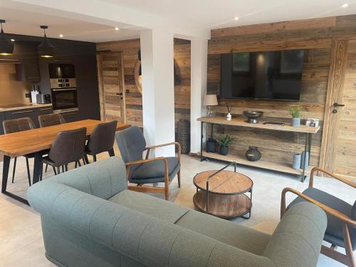 un salon avec un canapé bleu et une table dans l'établissement Le Petit Cham - Cosy and Stylist with Balcony View, à Morzine