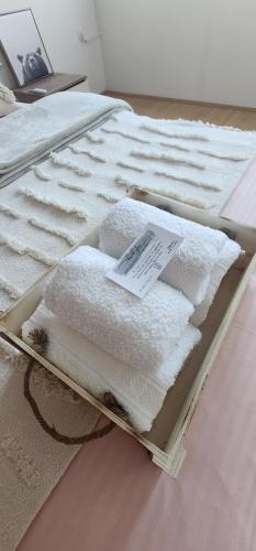 una pila de toallas sentadas encima de una cama en THE 21st SUITE, en Strumica