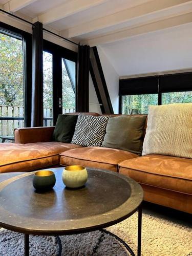 a living room with a couch and a table at Chaleureux chalet à Durbuy in Durbuy