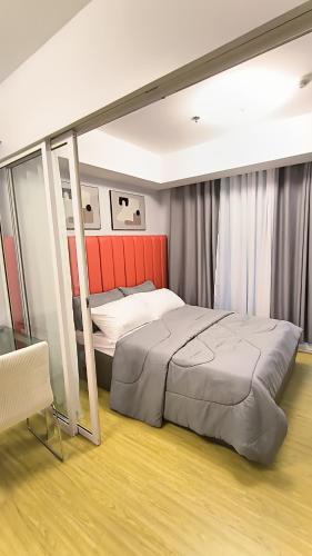 Katil atau katil-katil dalam bilik di Beach view balcony in Azure Urban Resort Residences