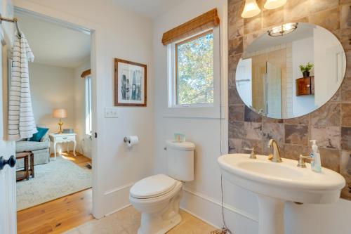 ein Badezimmer mit einem WC, einem Waschbecken und einem Spiegel in der Unterkunft Lakefront Landrum Home with Deck, Fire Pit and Kayaks! in Landrum