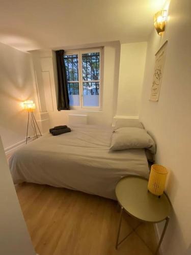 une chambre avec un lit, une chaise et une fenêtre dans l'établissement Cozy 1BR+Sofa Bed in Lyon Center, à Lyon