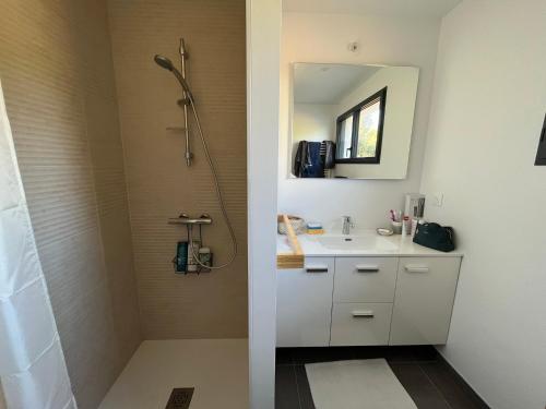 un bagno con lavandino e doccia con specchio di Glen Ross, plage à moins de 10 min à pied a Névez