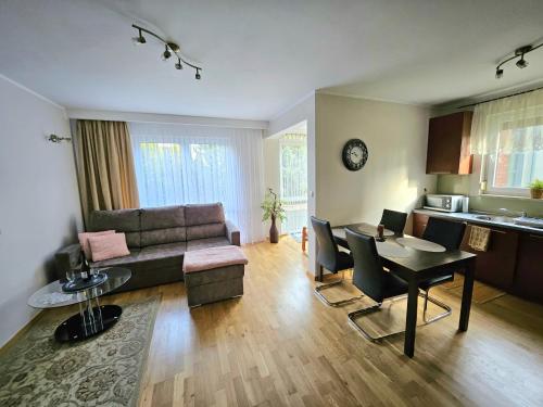 sala de estar con sofá y mesa en Apartament 20 metrów od plaży - Gdańsk Brzeźno en Gdansk