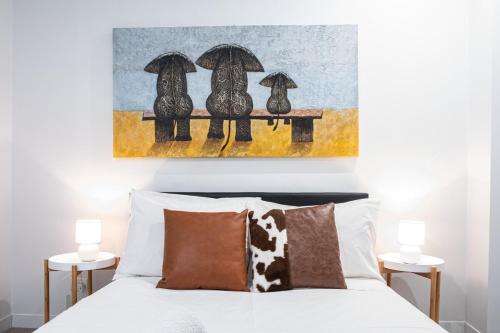 ein Schlafzimmer mit einem Bett für 2 Personen mit Sonnenschirmen in der Unterkunft Relaxing 1br1ba Apartment In Melbourne Cbd in Melbourne