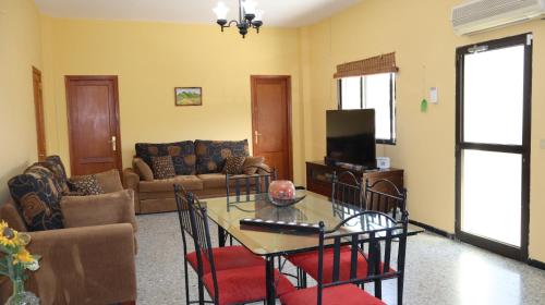 a living room with a table and chairs at Casa rural Finca Don Amado, San Mateo in Las Palmas de Gran Canaria
