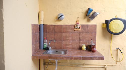 encimera de cocina con fregadero en la pared en Casa rural en San Mateo en Las Palmas de Gran Canaria