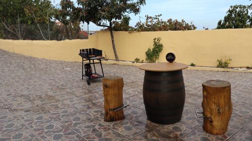 a barrel and three wooden stumps in a courtyard at Casa rural Finca Don Amado, San Mateo in Las Palmas de Gran Canaria